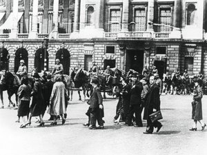 Tropas alemanas en el París ocupado, junio de 1940 de Unbekannt