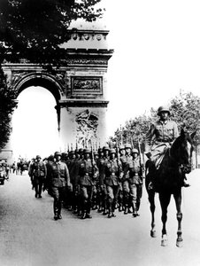Tropas alemanas marchando en los Campos Elíseos, París, 14 de junio de 1940 de Unbekannt