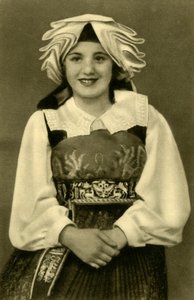 Chica en traje tradicional, Gailtal, Austria, c. 1935 de Unbekannt