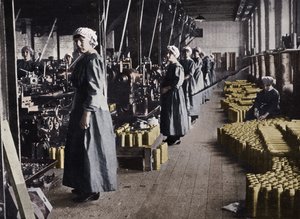 Trabajadoras en una fábrica de municiones de Unbekannt