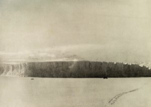 Glaciar al sur del Cabo Barne, con motor viajando sobre el hielo marino, c1908, 1909 de Unbekannt