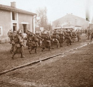 Subiendo a la línea de Verdún, norte de Francia, c1914-c1918 de Unbekannt