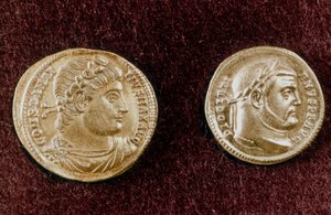 Monedas de oro con cabezas de los emperadores romanos Constantino el Grande y Diocleciano de Unbekannt