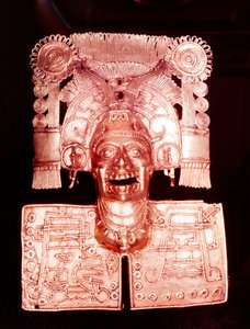 Colgante de oro que representa a Mitlantecuhtli, dios azteca de los muertos