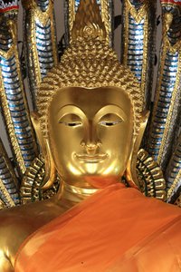 Buda dorado tomando la tierra como testigo. Wat Pho - Wat Phra Chettuphon. 1788. Bangkok. Tailandia