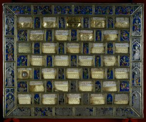 Orfebrería: estaurotheque o relicario gótico del siglo XIV en forma de juegos de ajedrez de Carlomagno, plata, oro y esmalte hecho en Montpellier. Roncesvalles. Navarra. España.