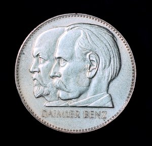 Gottlieb Daimler y Karl Benz, pioneros de la industria automotriz alemana, 1961 de Unbekannt