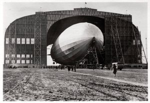 Graf Zeppelin unido al mástil de anclaje móvil, Lakehurst, Nueva Jersey, EE.UU., 1930, 1933 de Unbekannt
