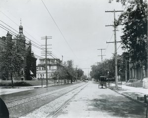 Avenida Grand hacia el norte desde la Avenida Washington. Tercera Iglesia Bautista a la derecha. Club Universitario a la izquierda, anteriormente residencia de George W. Allen. de Unbekannt