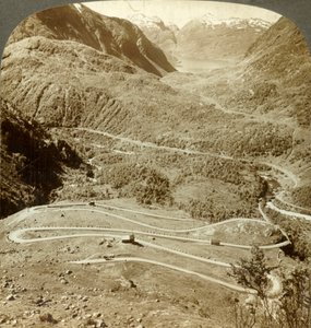 Grandes bucles en zigzag de la carretera descendiendo desde el Paso Dyreskard - oeste hacia el Lago Roldal, Noruega, c1905 de Unbekannt