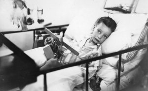 Niño griego de Pylos siendo atendido en la enfermería del acorazado británico HMS Malaya, 1938 de Unbekannt