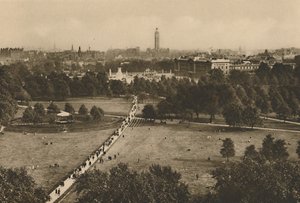 Green Park y Westminster desde la estructura que ha usurpado el sitio del viejo Devonshire, c1935 de Unbekannt