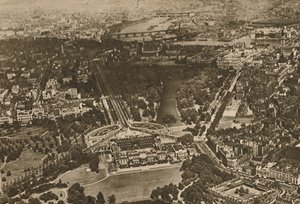 Bosques Verdes Por Las Aguas de Westminster: Parte de la Mansión de Hyde Bajo el Ala del Biplano de Unbekannt