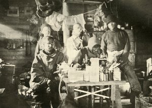 Grupo en la cabaña en verano: Joyce en la máquina de coser, 1908, 1909 de Unbekannt