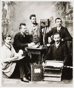 Grupo de fotógrafos y asistentes con equipo de Unbekannt