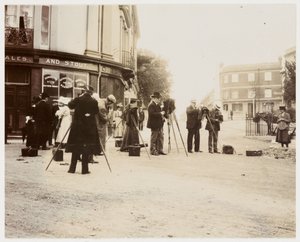 Grupo de fotógrafos tomando fotografías en la calle de Unbekannt