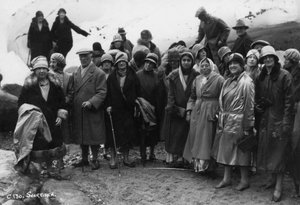 Grupo de turistas visitando Svartisen, norte de Noruega, 1929