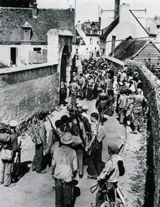 Grupos de luchadores de la Resistencia Francesa esperan la distribución de armas en una casa, julio de 1944 de Unbekannt