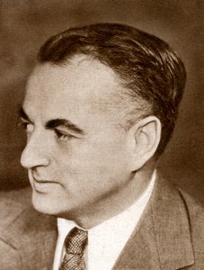 Guy Reginald Bolton, escritor británico de comedias musicales de Broadway, 1933