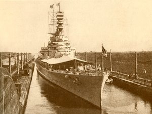 H.M.S. Renown pasando por el Canal de Panamá con el Duque y la Duquesa de York a bordo, c1930 de Unbekannt