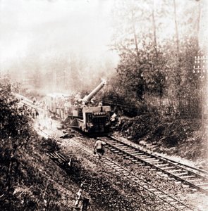 Artillería pesada en la vía del tren, c1914-c1918 de Unbekannt