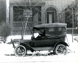 Hermann von Schrenk en un Ford de 1916 frente a su casa en 4139 McPherson, St. Louis, Mo de Unbekannt