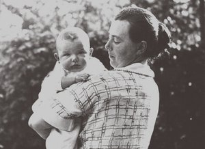Hilde Mangold 1898-1924 con su bebé, 1924 de Unbekannt