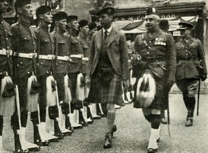Su Majestad inspeccionando la Guardia de Honor de los Black Watch en Perth en agosto, 1935 de Unbekannt