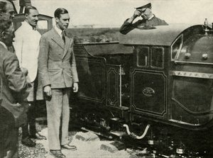 Su Majestad inspeccionando el ferrocarril en miniatura en New Romney, Kent, 1926, 1937 de Unbekannt