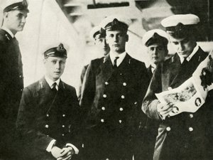Su Majestad sentado entre sus compañeros cadetes