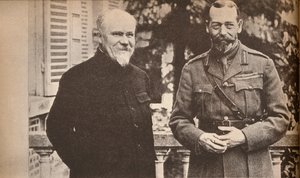 Su Majestad con el Presidente Poincare en el Cuartel General Británico en Francia, c. 1916, 1935