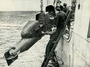 Izando un torpedo tripulado Chariot a bordo de un barco, Segunda Guerra Mundial, 1945 de Unbekannt