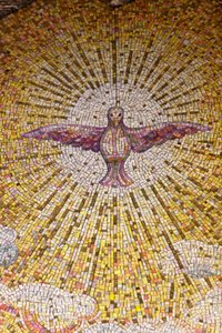 Símbolo del Espíritu Santo en mosaico en la iglesia del Sacro Cuore di Gesu, Gallipoli, Italia