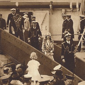 De vuelta a casa - El Duque y la Duquesa desembarcando en Portsmouth el 27 de junio de 1927, 1937 de Unbekannt