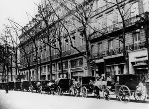 Coches de caballos en una calle durante la ocupación alemana, París, 1944 de Unbekannt