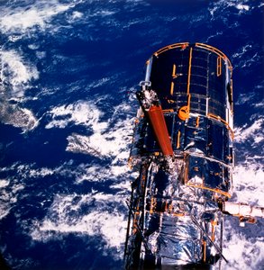 Telescopio Espacial Hubble sobre la Tierra