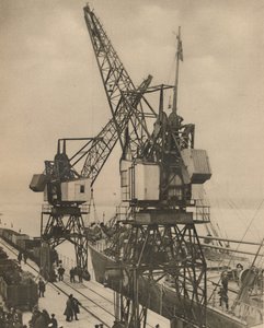 Grandes grúas móviles en Tilbury descargando la carga de la bodega de un barco, c1935