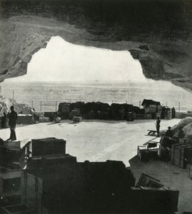 Grandes almacenes y talleres a prueba de bombas hechos de las cuevas, c. 1942-1943, 1945 de Unbekannt