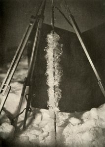 Cristales de hielo formados en la línea de una trampa para peces, c1908, 1909