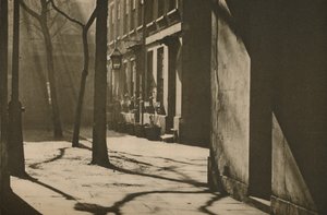 En Wardrobe Court, construido en el sitio de un museo real, c1935
