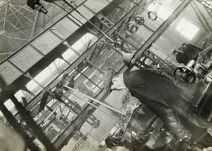 En una fábrica de ingeniería mecánica, URSS, años 1930