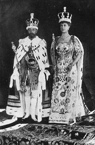 En la primavera de 1910, murió el Rey Eduardo VII, en marzo de 1911, fue coronado el Rey Jorge V, 1911, 1945
