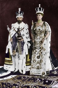 En la primavera de 1910, murió el rey Eduardo VII, en marzo de 1911, fue coronado el rey Jorge V, 1911, 1945 de Unbekannt