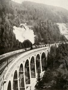 En el Valle de Semmering, Austria. Un tren de mercancías cruzando el Viaducto Curvado de Gamperl, 1935-36 de Unbekannt