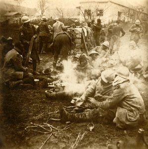 Soldados de infantería en cocina improvisada, granja Cussy, Craonne, norte de Francia, c1914-c1918 de Unbekannt