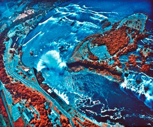 Fotografía infrarroja de las Cataratas del Niágara tomada desde la aeronave NASA Earth Survey 2 de Unbekannt