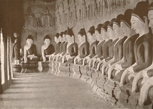 Interior del templo budista, Sagaing, 1900