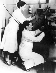 Irene Joliot-Curie y Frederic Joliot, físicos franceses, c 1935