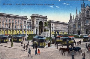 Italia, Milán: tranvías en la Piazza del Duomo y el Arco de Triunfo entre la galería Victor Emmanuel - Postal de finales del siglo XIX-XX de Unbekannt