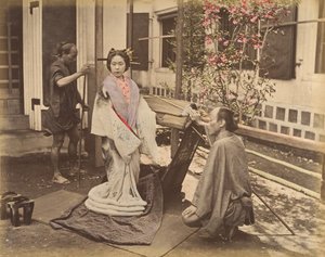 [Mujer japonesa en vestido tradicional posando con dos hombres], 1870s de Unbekannt